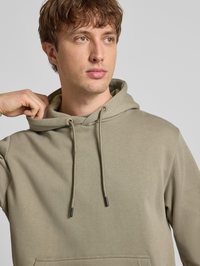 Männermodel trägt Hoodie mit Kapuze Modell 'BRADLEY' von Jack & Jones in Beige, Baumwoll-Mix, lockerer Schnitt, Nahaufnahme Oberkörper.