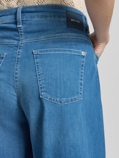 Frauenmodel trägt Wide Leg Bermudas mit Eingrifftaschen Modell 'DREAM' von MAC aus Baumwoll-Mix mit Modal-Anteil, Detailaufnahme Rückansicht.