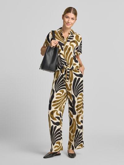Vrouwenmodel draagt stoffen broek van zuiver viscose in all-over look Model 'FELDI' van Soyaconcept, wide leg, elastische band, Ganzkörperansicht von vorne.