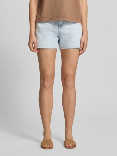 Vrouwenmodel draagt Regular Fit Jeansshorts uit puur katoen model 'RACHEL' van Pepe Jeans in lichte denimlook met labelpatch, regular fit, high waist, riemlussen, knoop- en verborgen ritssluiting, franjes pijpboord en 5-pocketmodel; context: dames korte jeans, voorkant geheel in beeld, puur katoen.