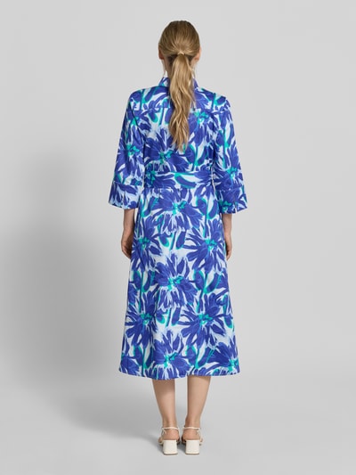 Vrouwenmodel draagt Hemdblusenkleid mit Bindegürtel van Christian Berg Woman in blauw all-over look, puur katoen, A-lijn, midi-jurk. Ganzkörperansicht Rückansicht.