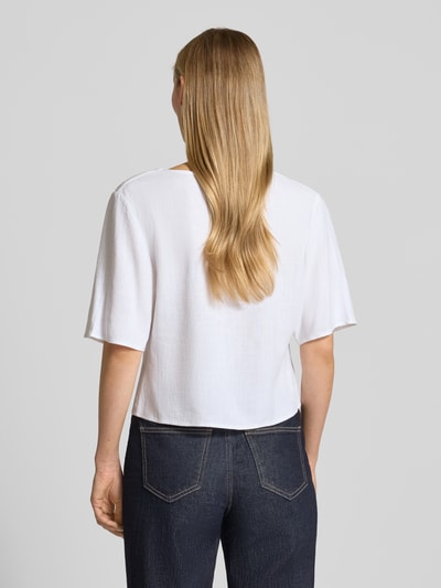 Frauenmodel trägt Hemdbluse aus Viskose-Mix mit Leinen-Anteil von Apricot, weiß, gerader Schnitt, 1/2-Arm, Rückenansicht, Ganzkörperansicht Rückansicht.