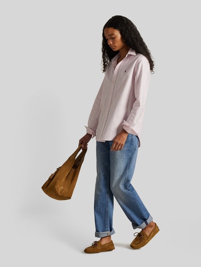 Vrouwenmodel draagt Regular Fit Hemdbluse aus reiner Baumwolle van Polo Ralph Lauren, roze-wit gestreept Oxford katoen met logostiksel, hemdkraag, lange mouw, eenrijige knoopsluiting, casual regular fit, voorkant volledige lichaamsweergave.