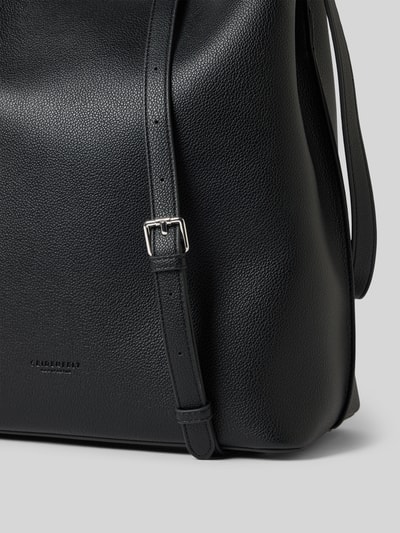 Produktfoto, schwarze Handtasche in Leder-Optik Modell 'Nelma' von Seidenfelt mit Logo-Detail, abnehmbarem Schulterriemen, strukturierte Oberfläche
