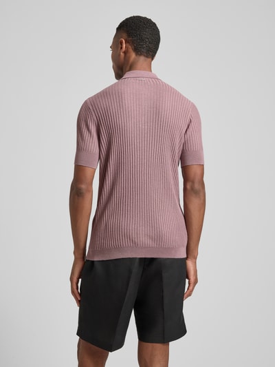 Männermodel trägt Slim Fit Poloshirt aus Viskose-Mix von Antony Morato in Strick-Optik, Leinen-Mix, kurzärmelig, Rückenlänge 68 cm, Ganzkörperansicht Rückansicht.