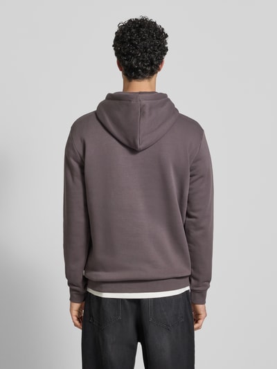 Männermodel trägt Regular Fit Hoodie aus Baumwoll-Mix Modell 'CERES' von Only & Sons, unifarben, Sweatstoff, Ganzkörperansicht Rückansicht
