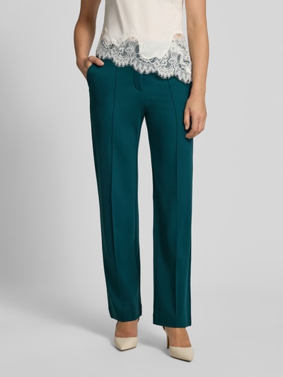 Vrouwenmodel draagt Wide Fit broek uit viscosemix van Christian Berg Woman, elastische band, achterzakken, teal, binnenbeenlengte 82 cm, maat 36, detailopname voorkant.