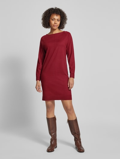 s.Oliver RED LABEL Relaxed Fit Feinstrickkleid mit U-Boot-Ausschnitt Bordeaux 1