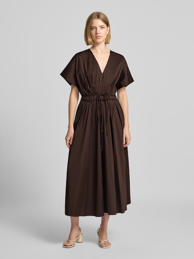 Frauenmodel trägt Cocktailkleid mit V-Ausschnitt und Schnürung von Christian Berg Cocktail, braun, Baumwoll-Elasthan-Mix, A-Linie, Midikleid, Ganzkörperansicht von vorne.