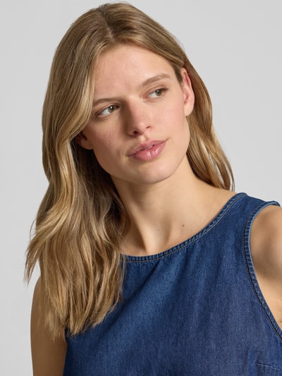 Frauenmodel trägt Jeans-Top mit Schößchendetail von REVIEW aus reiner Baumwolle in Blau, Regular Fit, Nahaufnahme Oberkörper.