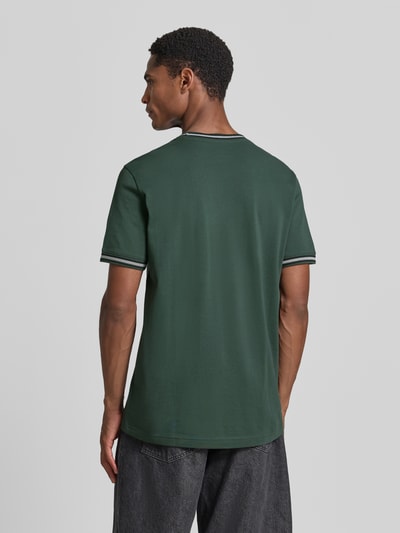 Männermodel trägt Regular Fit T-Shirt mit Logo-Stitching von Christian Berg Men aus Reine Baumwolle in Dunkelgrün, Rückenansicht, Rückenlänge bei Größe M 71 cm, Rundhalsausschnitt.