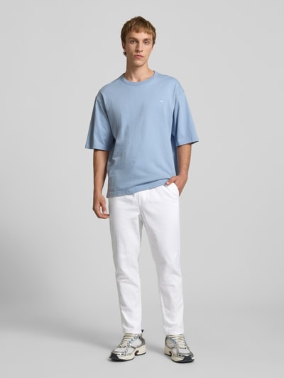 Männermodel trägt Tapered Leinenhose aus Baumwoll-Leinen-Mix Modell 'LINUS' von Only & Sons in Melange-Optik, Ganzkörperansicht von vorne.