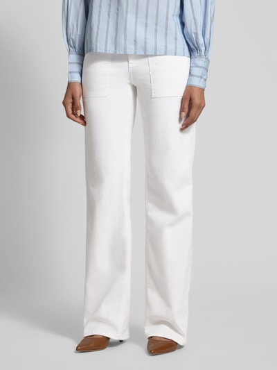 Frauenmodel trägt Straight Fit Hose mit aufgesetzten Taschen Modell 'Liz Urban' von Angels, elastischer Baumwoll-Mix, weiß, Nahaufnahme Unterkörper.