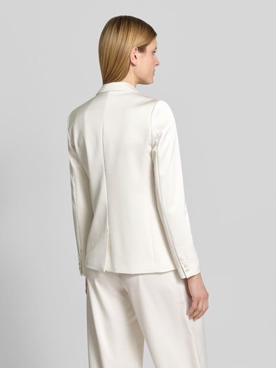 Frauenmodel trägt Slim Fit Blazer mit Paspeltaschen von Jake*s Cocktail in Creme, Satinmaterial, Reverskragen, Rückansicht Ganzkörperansicht.