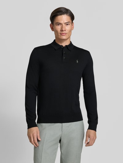 Männermodel trägt Regular Fit Pullover aus reiner Wolle von Polo Ralph Lauren in Schwarz, glatte Textur, Ganzkörperansicht von vorne. Herren Pullover.