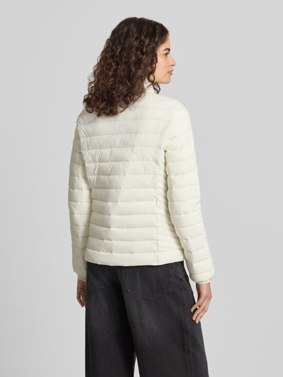 Vrouwenmodel draagt Steppjacke mit Logo-Stitching Modell 'FUJI' van Superdry in crème, recht model met rits en zijzakken, textuur horizontale stiksels, context: dames steppjacke, recht model, opstaande kraag, rits, logo-stitching, zijritszakken, ruglengte maat S 62 cm, schouderbreedte 40 cm, borstwijdte 50 cm, mouwlengte 69 cm, geheel achteraanzicht.
