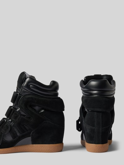 Produktfoto, Sneaker aus Leder-Mix Modell 'Mavis' von Steve Madden, schwarze Farbe, Keilabsatz, Klettverschluss, strukturierte Oberfläche, abgerundete Passform, Seiten- und Rückansicht, Damen Sneaker, Absatzhöhe 2 cm, Schafthöhe 17 cm, Schaftweite 8 cm