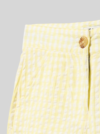 Produktfoto, Shorts mit Motiv-Patch und Eingrifftaschen von Steiff aus Reine Baumwolle in Gelb mit weißen Karos, Knopf-Reißverschluss, Label-Detail, Regular-Fit, Bundweite 30 cm, Innenbeinlänge 5 cm, Kindergrößen