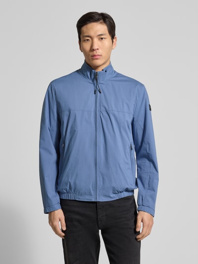 Mannenmodel draagt Jacke met Stehkragen Modell 'Calvin' van Brax, blauwe katoenmix met stretch, recht model, ritssluiting, ritszakken, ruglengte maat M 70 cm, schouderbreedte 48 cm, borstwijdte 60 cm, mouwlengte 66 cm, geheel aanzicht van voren.