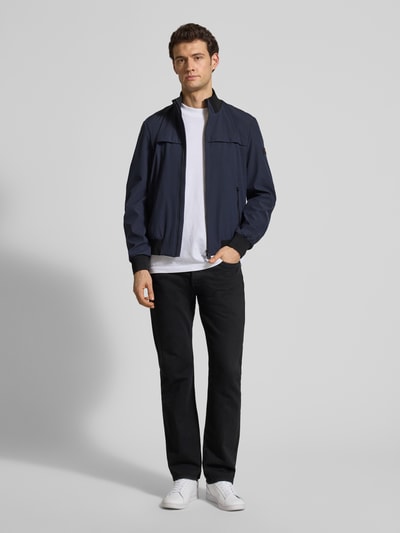 Mannelijk model draagt donkerblauwe Jacke mit Stehkragen Modell 'POTOSI' van Peuterey, regular fit, mix van materialen met stretch, volledig lichaam vooraanzicht.