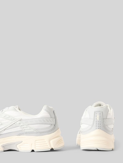 Produktfoto, białe sneakersy z detalem z logo model 'INITIATOR' od Nike, tekstura skóry i siateczki, męskie sneakersy Nike