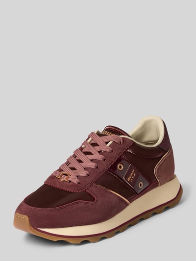 Produktfoto, Sneaker aus Leder-Mix mit Logo-Detail von Blauer USA, abgerundete Passform, Schnürverschluss, profilierte Sohle, bordeauxrote und braune Farbtöne, beige Innenfutter, Absatzhöhe 4 cm, Schafthöhe und -weite je 9 cm bei Größe 40, strukturierte Oberfläche