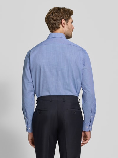 Männermodel trägt lichtblauw Comfort Fit zakelijk overhemd van katoen van OLYMP, Heren Businesshemd, Ganzkörperansicht Rückansicht.