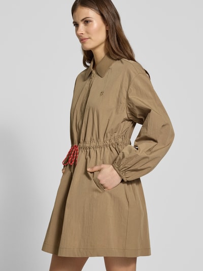 Frauenmodel trägt Minikleid mit Hemdblusenkragen und Reißverschluss von Jake*s Casual aus Baumwoll-Mix in A-Linie mit Eingrifftaschen, Bindegürtel, Einfarbig, glatte Textur, Ganzkörperansicht von vorne.