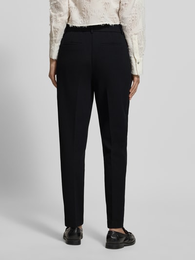 Frauenmodel trägt Stoffhose in verkürzter Passform Modell 'Melina' von OPUS, schwarze Farbe, gerade Form, Ganzkörperansicht Rückansicht.