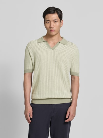 Männermodel trägt Regular Fit Poloshirt aus Baumwoll-Leinen-Mix Modell 'SEEROY' von HUGO, Optik:Allover-Muster, Struktur, Ganzkörperansicht von vorne.