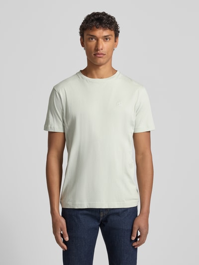 Männermodel trägt T-Shirt mit Label-Stitching von Lerros, Reine Baumwolle, Regular-Fit, Gerippter Rundhalsausschnitt, Ganzkörperansicht von vorne. Rückenlänge Größe M: 69 cm.