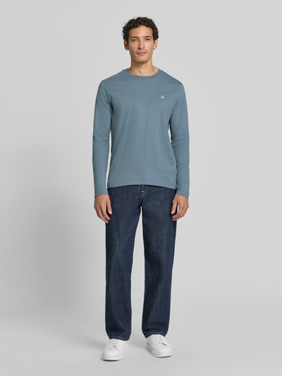 Männermodel trägt Shaped Fit Langarmshirt aus reiner Baumwolle von Marc O'Polo in Blau, strukturierte Oberfläche, Ganzkörperansicht von vorne.