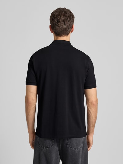 Männermodel trägt Regular Fit Poloshirt aus reiner Baumwolle Modell 'DONOS222' von HUGO in Unifarben, Piqué, Rückansicht Ganzkörperansicht.