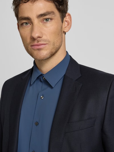 Männermodel draagt Regular Fit zakelijk overhemd uit ademend materiaal Model 'JOE' van BOSS in effen blauw, close-up bovenlichaam.