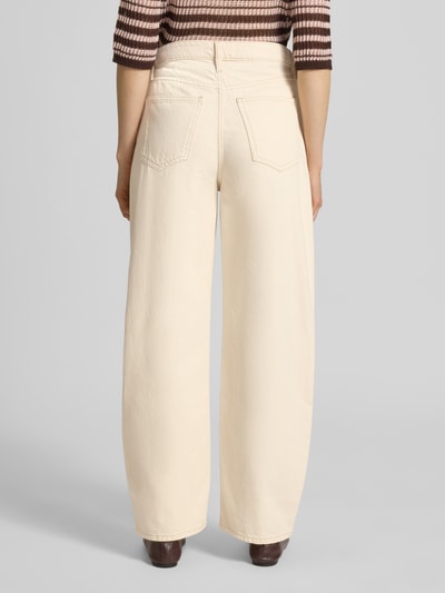 Frauenmodel trägt Barrel Fit Jeans Modell 'BET' von Mango, Reine Baumwolle, Eingrifftaschen, cremefarben, Ganzkörperansicht Rückansicht.