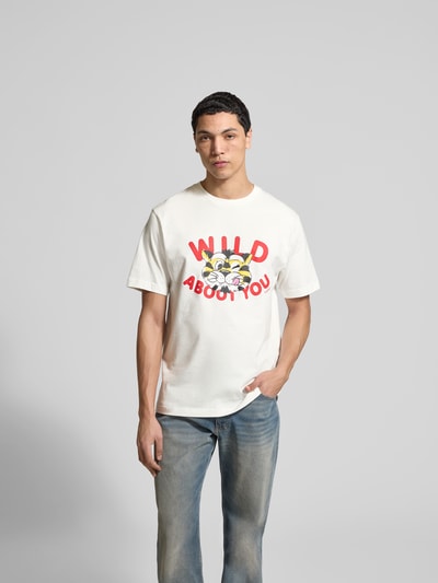 Männermodel trägt Regular Fit T-Shirt aus reiner Baumwolle von Kenzo, Herren T-Shirt mit Rundhalsausschnitt, Statement-Print, Kurzärmelig, Rückenlänge 69 cm bei Größe M, helle Farben, Ganzkörperansicht von vorne.