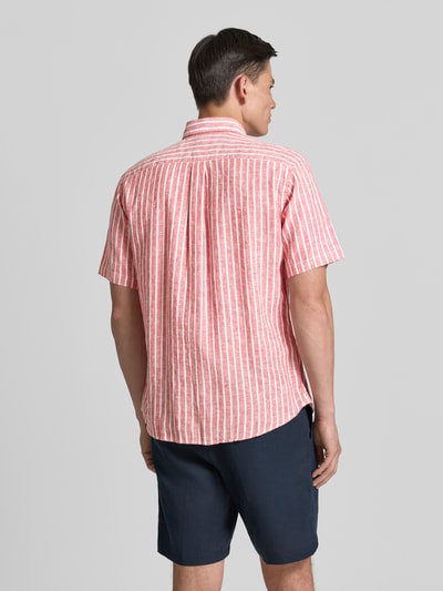 Männermodel trägt Regular Fit Freizeithemd mit Button-Down-Kragen von Fynch-Hatton, Baumwolle-Leinen-Mix, Logo-Stitching, Rückenansicht