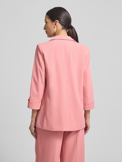 Frauenmodel trägt Relaxed Fit Blazer mit Pattentaschen von Christian Berg Woman Selection in Rosa, Material-Mix, Rückansicht, Ganzkörperansicht