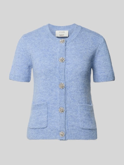 Produktfoto, niebieski Cardigan mit Woll-Anteil Modell 'Daphne' od GUIDO MARIA KRETSCHMER WOMAN z krótkim rękawem, okrągły dekolt, pełna listwa guzikowa ze zdobieniami z kryształków, dzianinowa faktura, naszywane kieszenie, ściągacze, dopasowany krój, długość tyłu w rozmiarze 36: 53 cm
