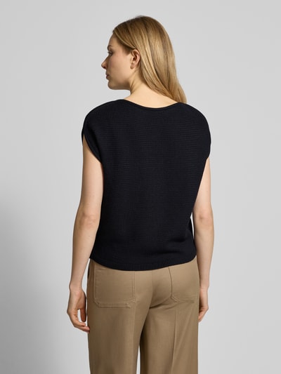 Vrouwenmodel draagt Gebreide pullover met ronde hals van Windsor, zuivere scheerwol, regular fit, met korte mouwen, ruglengte maat 36 53 cm. Ganzkörperansicht Rückansicht.