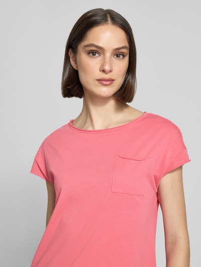 Modelka kobieca nosi damski t-shirt 'Regular Fit T-Shirt aus reiner Baumwolle' od s.Oliver RED LABEL, efekt: jednolity kolor, krój regular fit, dekolt w łódkę, krótki rękaw, wykończenie materiału: dżersej, materiał: czysta bawełna, zbliżenie górnej części ciała.