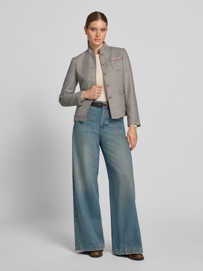 Frauenmodel trägt Blazer mit Woll-Anteil von White Label, taillierte Passform, Stehkragen, aufgesetzte Taschen, Ganzkörperansicht von vorne.
