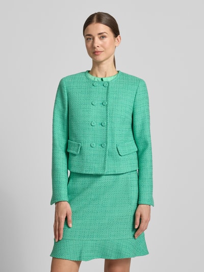 Frauenmodel trägt Regular Fit Blazer mit Pattentaschen von Marc Cain in Grün, Reine Baumwolle, Zweireiher, Rundhalsausschnitt, Knopfverschluss, Ganzkörperansicht von vorne.
