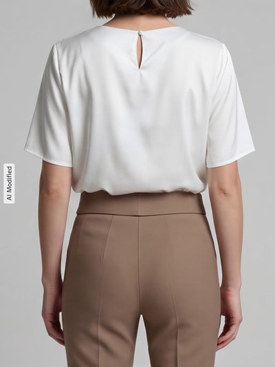 Vrouwenmodel draagt Regular fit bell bottom uit viscosemix model SLOANNE van SEDUCTIVE, lichte bruin tint, rugaanzicht volledige lichaamsopname.