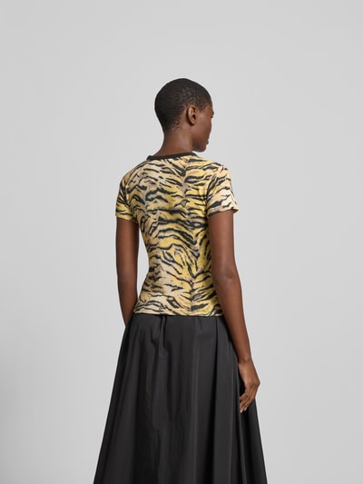 Frauenmodel trägt Slim Fit T-Shirt aus reiner Baumwolle von Kenzo mit Tiger-Print, Rundhalsausschnitt, Kurzärmelig, Ripp-Optik, Rückenlänge 53 cm, Ganzkörperansicht Rückansicht.