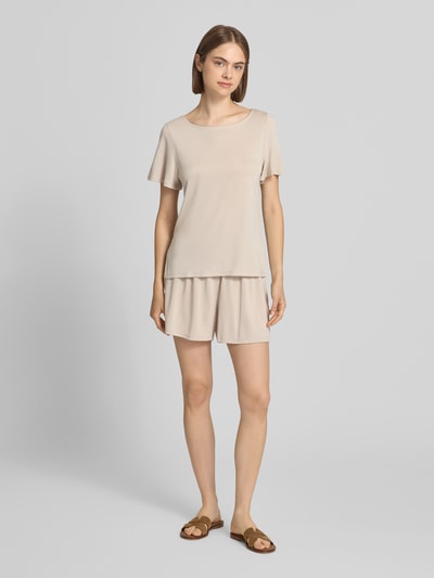 Kobiece modelka nosi Relaxed Fit Stoffshorts aus Viskose-Mix model 'ANORA' od PIECES, jasny beż, prosta forma, gładka tekstura, całopostaciowy widok z przodu.