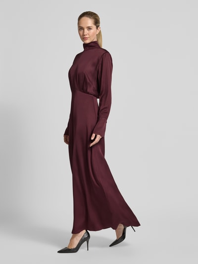Vrouwenmodel draagt Fließendes Kleid in Maxilänge - curated by Isabelle Hartmann van Style Icon Collection, bordeaux satijn, lange mouwen, taillering, maxi lengte, staande kraag, geheel lichaamsaanzicht van voren.