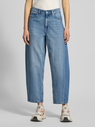Frauenmodel trägt Barrel Fit Jeans im Used-Look von Jake*s Casual aus reiner Baumwolle mit Eingrifftaschen, blaue Waschung, Nahaufnahme Unterkörper.