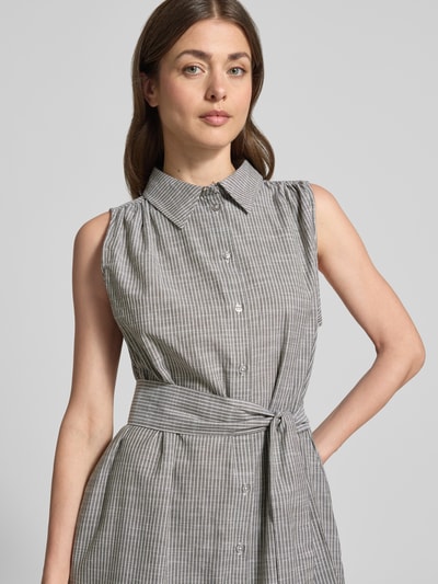 Frauenmodel trägt Hemdblusenkleid mit Bindegürtel Modell 'Skye Sunna' von My Essential Wardrobe, reine Baumwolle, graues Streifenmuster, gerader Schnitt, Hemdblusenkragen, Nahaufnahme Oberkörper.