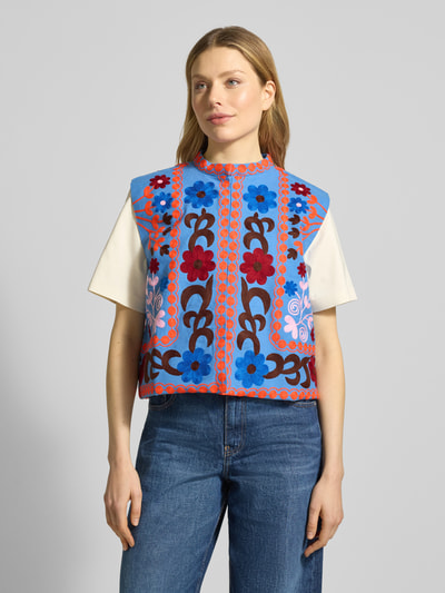 Frauenmodel trägt Weste mit Stitchings Modell 'Bin' von Lollys Laundry aus reiner Baumwolle, buntes florales Muster, Regular-Fit, Stehkragen, Ganzkörperansicht von vorne, Kontext: Damen Weste, Rückenlänge 51 cm, Schulterbreite 42 cm, Brustweite 56 cm.